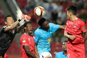 Hà Tĩnh (áo xanh) đón nhận thất bại trên sân Lạch Tray của Hải Phòng. 