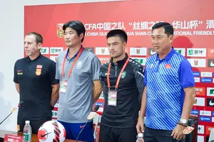 HLV Hứa Hiền Vinh (áo xanh) của U19 Việt Nam tham dự buổi họp báo trước thềm Giải U19 quốc tế 2024. 