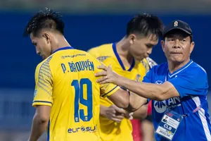 HLV Đinh Văn Dũng bất ngờ bị đơn vị chủ quản của SLNA cho thôi công việc trợ lý. ẢNH: VPF 