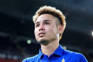 Theerathon Bunmathan bật khóc khi Thái Lan sớm bị loại khỏi vòng loại World Cup 2026. ẢNH: FAT 