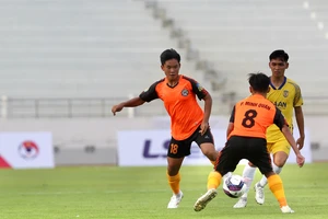 Quang Khôi (số 18, U17 BR-VT) gây ấn tượng tại trận ra quân vòng chung kết Giải U17 quốc gia 2024. ẢNH: DŨNG PHƯƠNG 