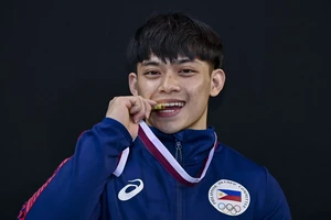 Carlos Edriel Yulo rạng ngời bên tấm HCV Olympic Paris 2024. 