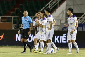 Văn Quyết cân bằng kỷ lục ghi 116 bàn thắng tại V-League của Lê Công Vinh. ẢNH: DŨNG PHƯƠNG 