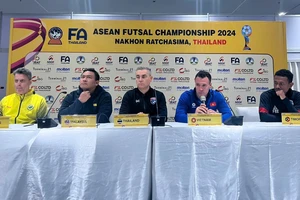 HLV Diego Giustozzi cùng 4 đồng nghiệp tại bảng A tham dự họp báo trước Giải futsal Đông Nam Á 2024. 