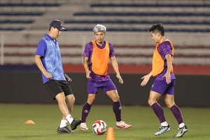 HLV Kim Sang-sik hướng dẫn các tuyển thủ Việt Nam chuyền bóng khi tập luyện trên sân nhân tạo Rizal Memorial. Ảnh: ĐOÀN NHẬT