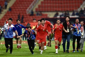 Đội tuyển Việt Nam ăn mừng chức vô địch ASEAN Cup 2024 cùng người hâm mộ tại Rajamangala. ẢNH: TÂM HÀ