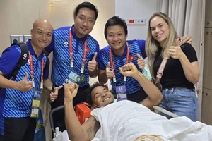 Nguyễn Xuân Son ăn mừng chức vô địch ASEAN Cup 2024 trên giường bệnh. 