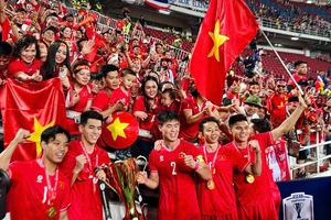 Các tuyển thủ Việt Nam mang chức vô địch ASEAN Cup 2024 đến chung vui với người hâm mộ. ẢNH: TÂM HÀ 