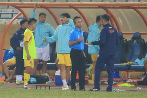 HLV Văn Sỹ Sơn phản ứng thái quá với tổ trọng tài trận CAHN - Quảng Nam thuộc vòng 13 V-League 2024-2025. ẢNH: TRỌNG HIẾU 