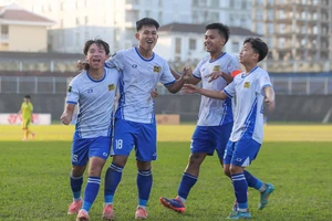 Tuyển thủ U19 Việt Nam Nguyễn Đăng Khoa (số 18) ghi bàn cho Huế. ẢNH: TÂM HÀ 