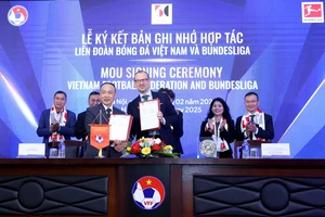 Tổng Thư ký VFF Nguyễn Văn Phú cùng đại diện Bundesliga ký kết bản ghi nhớ hợp tác. ẢNH: MINH HOÀNG 