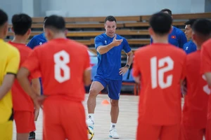 HLV Diego Giustozzi tự tin vào năng lực của các tuyển thủ futsal Việt Nam. ẢNH: TÂM HÀ 