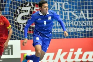 Suphawut Thueanklang (áo xanh) trong lần đối đầu với cựu tuyển thủ Phùng Trọng Luân tại Giải futsal châu Á 2016.