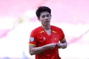 Tiền đạo Nguyễn Đình Bắc ủng hộ người dân tại quê nhà Nghệ An khắc phục hậu quả nặng nề sau bão lũ. 