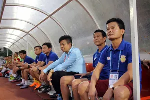 HLV Nguyễn Văn Sỹ (ngoài cùng, bên phải) khả năng dẫn dắt đội hạng Nhất Long An. 