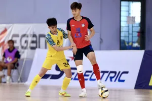 U20 Thái Sơn Nam TPHCM (áo đỏ) vàng U20 Tân Hiệp Hưng TPHCM (áo vàng) đoạt vé vào vòng bán kết. ẢNH: TÂM HÀ 