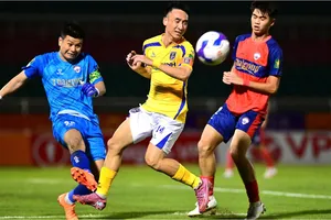 Sự xuất sắc của thủ môn kỳ cựu Phan Đình Vũ Hải (áo xanh) đã giúp Thanh Niên TPHCM có điểm số đầu tiên. ẢNH: DŨNG PHƯƠNG 