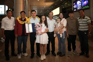 Người thân cùng bạn bè đón nhà vô địch cờ tướng thế giới Lại Lý Huynh trở về nước. ẢNH: DŨNG PHƯƠNG 
