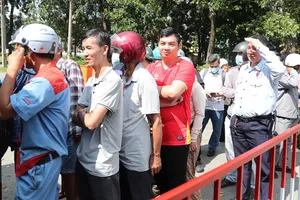 Người hâm mộ “đội nắng” mua vé xem trận Việt Nam - Nepal. ẢNH: TÂM HÀ