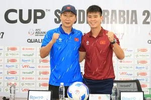 HLV Kim Sang-sik cùng đội trưởng Đỗ Duy Mạnh quyết tâm giành 6 điểm trước Nepal. ẢNH: DŨNG PHƯƠNG 