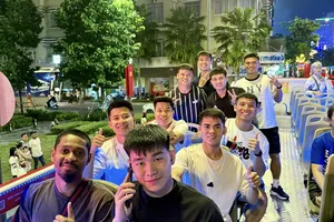 Các tuyển thủ Việt Nam khám phá TPHCM về đêm. ẢNH: DŨNG TƯ 