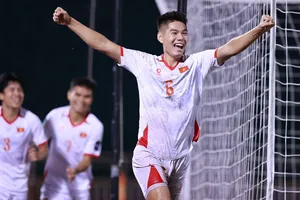 Trung vệ Nguyễn Hiểu Minh ăn mừng sau khi gián tiếp mang về bàn thắng cho đội tuyển Việt Nam. ẢNH: DŨNG PHƯƠNG 