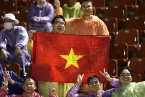 Người hâm mộ cổ vũ cho đội tuyển Việt Nam tại vòng loại Asian Cup 2027. ẢNH: DŨNG PHƯƠNG 