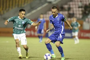 Các cầu thủ Khánh Hoà (bên trái) giành chiến thắng tại Quảng Ninh. ẢNH: TÂM HÀ