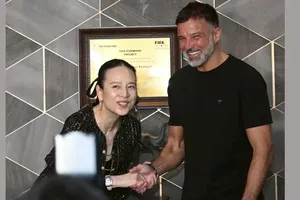 Madam Pang cùng HLV Anthony Hudson. ẢNH: FAT 