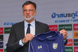 Tân HLV người Anh Anthony Hudson ra mắt đội tuyển Thái Lan vào chiều 23-10. ẢNH: FAT 