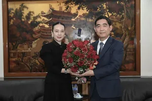 Đại sứ Phạm Việt Hùng, Đại sứ đặc mệnh toàn quyền nước CHXHCN Việt Nam tại Thái Lan và Chủ tịch Liên đoàn Bóng đá Thái Lan Nualphan Lamsam.