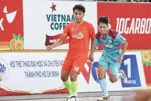 Trận đấu khai mạc giữa 2 đội futsal đến từ Trường Đại học Nông Lâm (áo cam) và Trường Đại học Ngoại ngữ - Tin học (áo xanh). ẢNH: TÂM HÀ