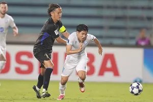 Văn Vĩ trong nỗ lực tấn công về phía khung thành của Gamba Osaka. ẢNH: QUANG ĐƯƠNG 