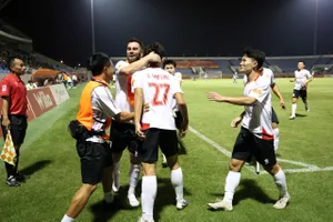 Các thành viên Công an TPHCM vỡ òa cảm xúc khi Bùi Văn Bình ghi bàn vào cuối trận. ẢNH: PHI HẢI