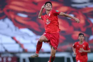 Niềm vui của Trọng Đại khi ghi bàn thắng duy nhất cho Long An. ẢNH: DŨNG PHƯƠNG 