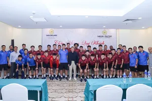 Chủ tịch VFF Trần Quốc Tuấn gặp mặt đội tuyển Việt Nam trước khi sang Lào thi đấu. ẢNH: NHẬT ĐOÀN