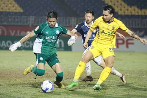 SLNA (áo vàng) đón nhận thất bại ngay trên sân Vinh trước Đà Nẵng. ẢNH: TÂM HÀ