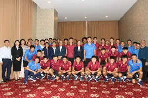 Đại sứ quán Việt Nam tại Lào thăm, động viên đội tuyển Việt Nam. ẢNH: NHẬT ĐOÀN