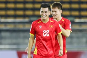 Tiến Linh cùng Hoàng Đức thoải mái trước trận đấu với đội chủ nhà Lào. ẢNH: NHẬT ĐOÀN