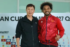 HLV Kim Sang-sik cùng Nguyễn Xuân Son ở buổi họp báo sau trận thắng Lào. ẢNH: HẢI HOÀNG 