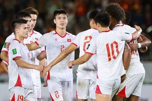 Các tuyển thủ Việt Nam thắng chật vật trước đội chủ nhà Lào. ẢNH: HẢI HOÀNG