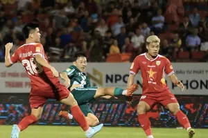 Các cầu thủ Hà Tĩnh (áo đỏ) dừng bước tại vòng 1/8 Cúp quốc gia 2025-2026. ẢNH: HOÀNG SƠN