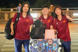Nữ tuyển thủ Trần Thị Thu Xuân (bên trái) và Trần Thị Thùy Trang (bên phải) thoải mái trước giờ lên đường sang Trung Quốc tập huấn. ẢNH: QUỐC KHANH 