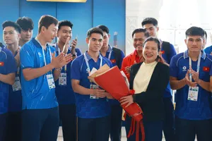 Tham tán Hoàng Diễm Hạnh, đại diện Đại sứ quán Việt Nam tại Thái Lan, chào đón U22 Việt Nam có mặt tại Bangkok. ẢNH: HỒ ĐỒNG