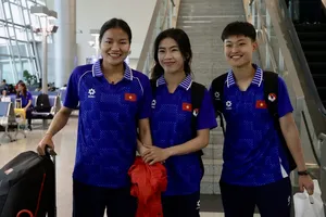 Các cô gái vàng của bóng đá Việt Nam lên đường dự SEA Games 33. ẢNH: DŨNG PHƯƠNG