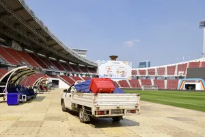 Một xe chuyên dụng chở thiết bị, phụ kiện vào bên trong sân Rajamangala. ẢNH: DŨNG PHƯƠNG 