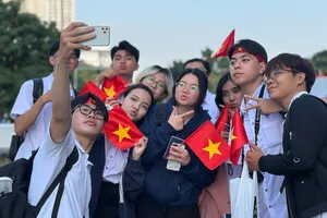 Các sinh viên Trường Đại học Công Thương TPHCM đang học tập tại Bangkok đến cổ vũ cho U22 Việt Nam. ẢNH: HỮU THÀNH