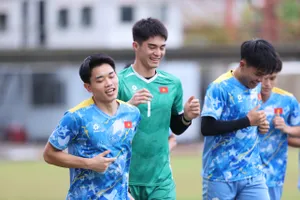 Tiền đạo Nguyễn Đình Bắc cùng thủ môn Trần Trung Kiên thoải mái ở buổi tập vào chiều 4-12. ẢNH: DŨNG PHƯƠNG