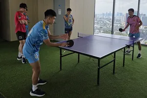 Các tuyển thủ U22 Việt Nam đánh bóng bàn vào sáng 5-12. ẢNH: TÂM HÀ 