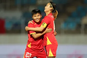 Hai ứng viên Quả bóng vàng nữ Việt Nam 2025 Hải Yến và Bích Thùy ghi bàn ở trận ra quân SEA Games 33. ẢNH: DŨNG PHƯƠNG 